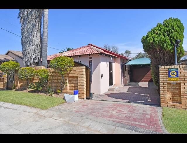 3 BEDROOM HOUSE FOR SALE IN LOMBARDY EAST